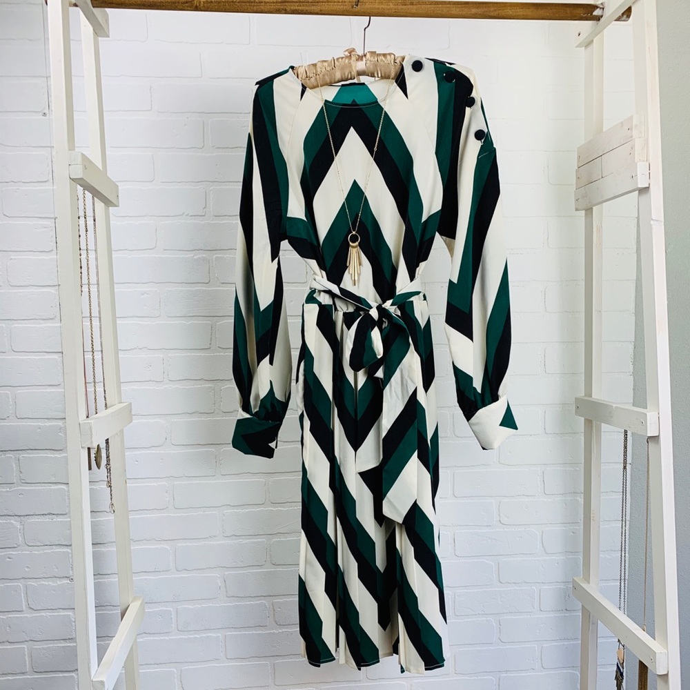 Tags on Chevron pattern pleated midi dress